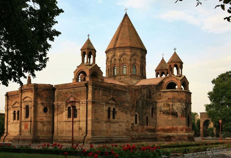 Կարգալույծ են հռչակվել Տ. Մխիթար աբեղա Գրիգորյանը և  Տ. Ատոմ քահանա Ասատրյանը