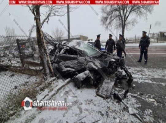 Աշտարակում Mazda 6-ը տապալել է էլեկտրասյունը, այնուհետև տաղավարն ու հայտնվել մայթին
