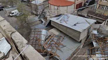 Ուժգին քամուց վնասվել են շինությունների տանիքներ, կառուցատարրեր, տրանսպորտային միջոցներ