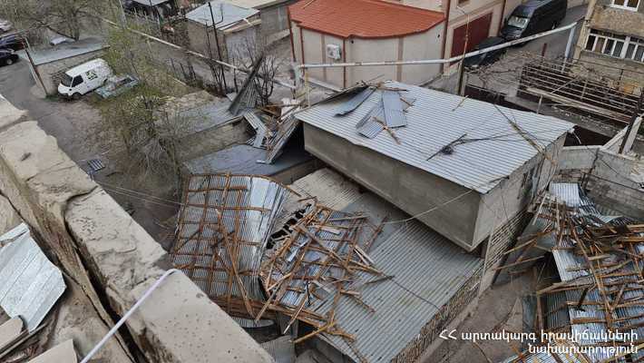 Ուժգին քամուց վնասվել են շինությունների տանիքներ, կառուցատարրեր, տրանսպորտային միջոցներ