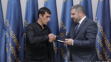 ԱԻ նախարարը պարգևատրել է երեխայի կյանքը փրկած քաղաքացուն