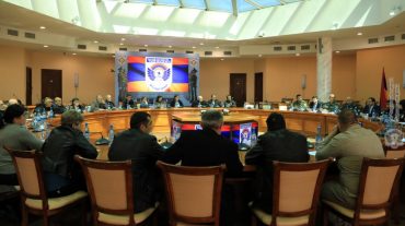 Սուրեն Պապիկյանը հանդիպել է գերության մեջ հայտնված զինծառայողների հարազատներին