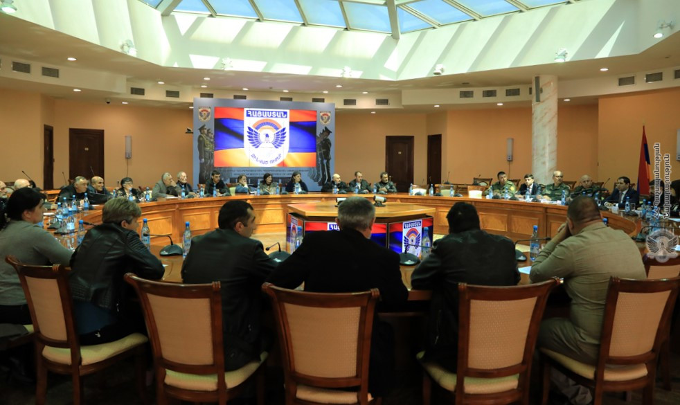 Սուրեն Պապիկյանը հանդիպել է գերության մեջ հայտնված զինծառայողների հարազատներին