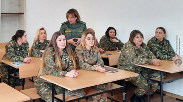 Քննարկում կին զինծառայողների հետ