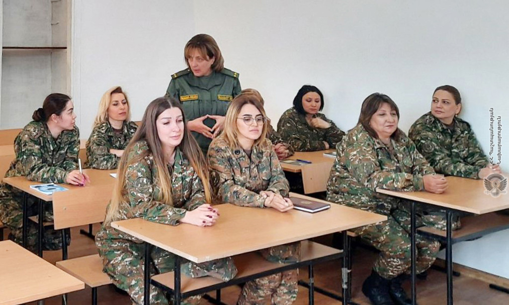 Քննարկում կին զինծառայողների հետ