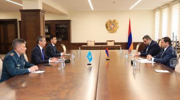 ՀՀ պաշտպանության նախարարն ընդունել է Ղազախստանի դեսպանին