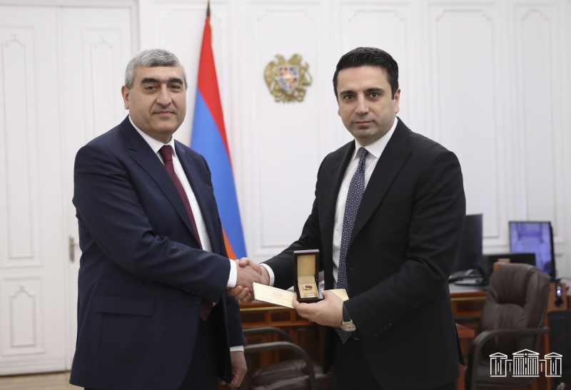 Ալեն Սիմոնյանը ՀՀ ԱԺ նախագահի հուշամեդալով է պարգևատրել ԱԺ պատգամավոր Շիրակ Թորոսյանին