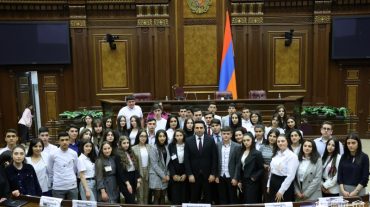 Քաղաքացու օրվան ընդառաջ ԱԺ նախագահ Ալեն Սիմոնյանը հանդիպել է մարզերի աշակերտներին