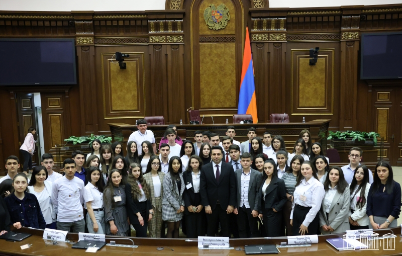 Քաղաքացու օրվան ընդառաջ ԱԺ նախագահ Ալեն Սիմոնյանը հանդիպել է մարզերի աշակերտներին