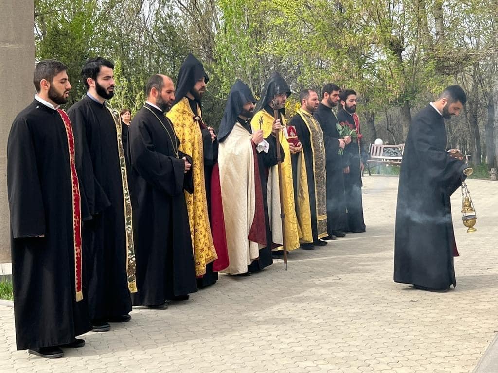 Մայր Աթոռ Սուրբ Էջմիածնի միաբանությունը և ՀՀ ԶՈւ Հոգևոր առաջնորդության գնդերեցներն այցելել են «Եռաբլուր»