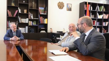 Վահրամ Դումանյանն ընդունել է Գ. Սունդուկյանի անվան ազգային ակադեմիական թատրոնի ղեկավարներին