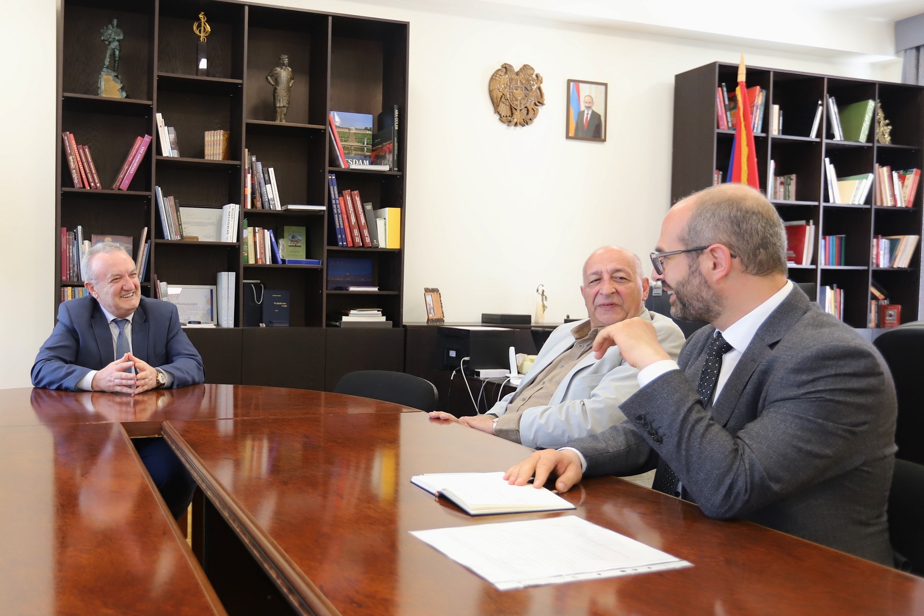 Վահրամ Դումանյանն ընդունել է Գ. Սունդուկյանի անվան ազգային ակադեմիական թատրոնի ղեկավարներին