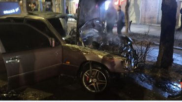 Գյումրիում բախվել են «Volkswagen Passat» և «Mercedes» մակնիշի մեքենաները․ «Mercedes»-ում հրդեհ է բռնկվել