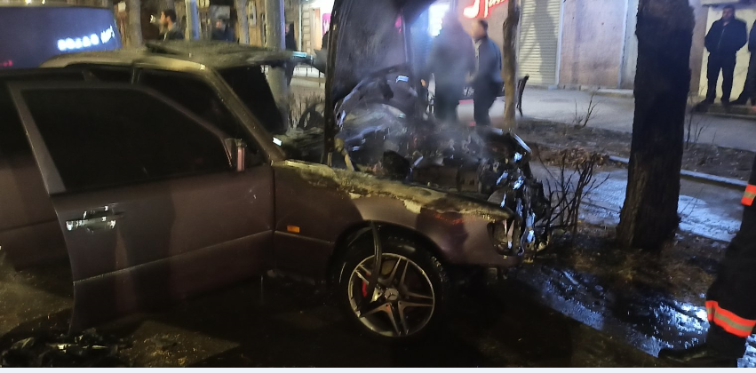 Գյումրիում բախվել են «Volkswagen Passat» և «Mercedes» մակնիշի մեքենաները․ «Mercedes»-ում հրդեհ է բռնկվել