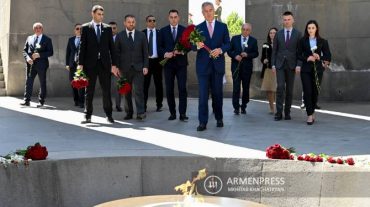 Չեռնոգորիայի նախագահը Ծիծեռնակաբերդի հուշահամալիրում հարգանքի տուրք է մատուցել Հայոց ցեղասպանության զոհերի հիշատակին