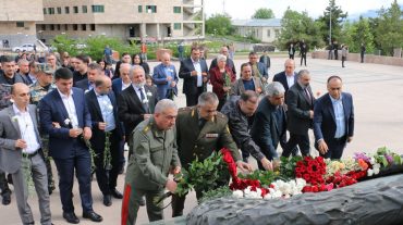 Հարգանքի տուրք է մատուցվել Մեծ հաղթանակի և արցախյան գոյապայքարի նահատակների շիրիմներին