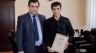 Լոռու մարզպետը պարգևատրել է 2-ամյա երեխային փրկած քաղաքացուն
