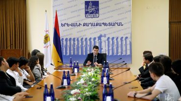 Քաղաքապետ Հրաչյա Սարգսյանը հյուրընկալել է երևանյան ավագ դպրոցների սաներին
