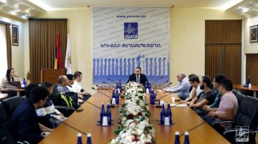 Երևանի քաղաքապետի տեղակալը հյուրընկալել է Մեգապոլիսների 6-րդ միջազգային օլիմպիադայի երևանյան թիմի անդամներին