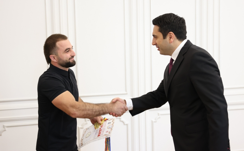 Ալեն Սիմոնյանն ընդունել է աշխարհի և Եվրոպայի բազկամարտի բազմակի չեմպիոն, միջազգային կարգի սպորտի վարպետ Աշոտ Ադամյանին