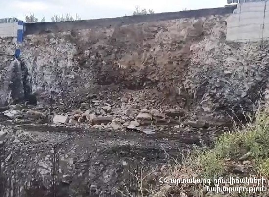 Փլուզում Լենինգրադյան փողոցից Ծիծեռնակաբերդի խճուղի տանող հատվածում
