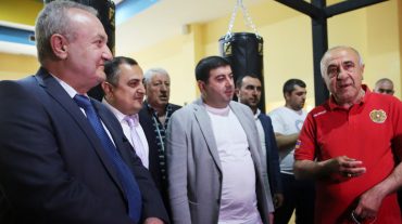 «Այսօր՝ առավել, քան երբևէ, մեզ պետք են հաղթանակներ». Վահրամ Դումանյանն այցելել է բռնցքամարտիկներին և հաջողություն մաղթել նրանց ԵԱ-ում