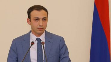 Դեմքերը փակած 10-15 ադրբեջանցիներ տեսախցիկներով ներխուժել են արցախցի երեխաներին տեղափոխող մեքենան, երեխաներից մեկն ուշաթափվել է. Արցախի ՄԻՊ