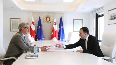 Իրակլի Ղարիբաշվիլին Կառլ Հարցելին է հանձնել ԵՄ հարցաշարի երկրորդ մասը
