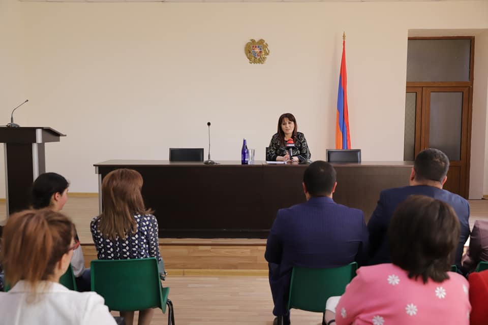 Հանրապետության տոնի առիթով Շիրակի մարզպետը պատվոգրեր ու հուշանվերներ է հանձնել «Հայաստան ասելիս․․․․» շարադրության մրցույթի հաղթողներին