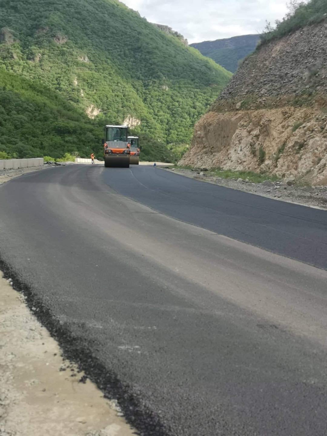 Մ-6 միջպետական ավտոճանապարհի Թումանյան-«Սանահին» կայարան հատվածում ասֆալտապատման աշխատանքներ են