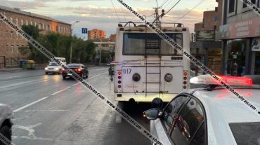 Տրոլեյբուսի էլեկտրահաղորդիչի ձողը պոկվել և վնասել է ետևից ընթացող Mercedes-ը. բժիշկները պայքարում են վերջինիս վարորդի կյանքի համար