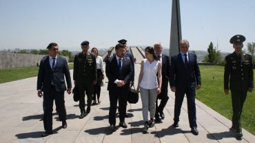 Հունաստանի ազգային պաշտպանության նախարարի տեղակալ Խարդալիաս Նիկոսն այցելել է Հայոց ցեղասպանության հուշահամալիր