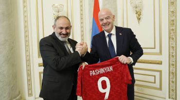 Ջաննի Ինֆանտինոն ՖԻՖԱ-ի անունից ՀՀ վարչապետին նվիրել է անվանական մարզաշապիկ և 2022-ի ֆուտբոլի աշխարհի առաջնության անվանական գնդակ