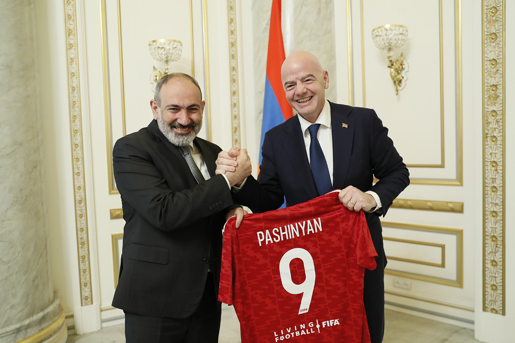Ջաննի Ինֆանտինոն ՖԻՖԱ-ի անունից ՀՀ վարչապետին նվիրել է անվանական մարզաշապիկ և 2022-ի ֆուտբոլի աշխարհի առաջնության անվանական գնդակ