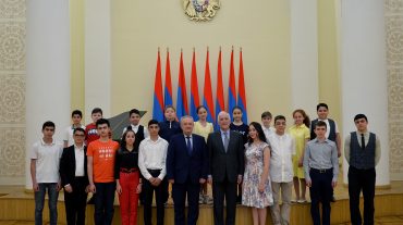 Նախագահ Վահագն Խաչատուրյանը հյուրընկալել է մի խումբ պատանիների
