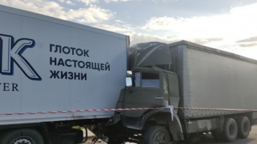 Երևան-Մեղրի ճանապարհին «KamAZ»-ը բախվել է կայանած «Scania»-ին. կա տուժած