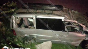 Կոտայքի մարզում 48-ամյա վարորդը, Mercedes Vito-ով մի քանի պտույտ քարերին բախվելով, հայտնվել է դաշտում. կա վիրավոր