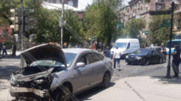 Երևանում բախվել են Toyota-ն ու Nissan-ը․ վարորդները տեղափոխվել են հիվանդանոց