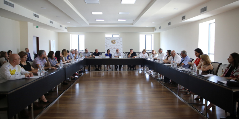Ուսուցիչների պարտադիր վերապատրաստման և դպրոցական գրադարանների հարցերը՝ նախարարին կից հասարակական խորհրդի նիստի օրակարգում