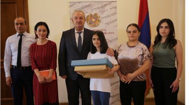 Նախարար Վահրամ Դումանյանը հյուրընկալել է «… և արցունքը փոխեց իր համը» գրքի հեղինակ, հադրութցի Վիկա Ավետիսյանին