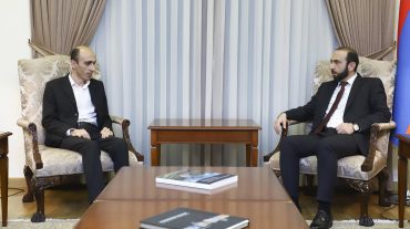 Արարատ Միրզոյանը և Արտակ Բեգլարյանը քննարկել են Արցախում ստեղծված իրավիճակն ու առաջացած հումանիտար հարցերի հաղթահարման ընթացքը