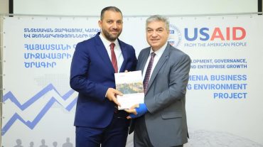 Ջոն Ալլելոն Վահան Քերոբյանին է հանձնել Ներդրումային բարեփոխումների ճանապարհային քարտեզը