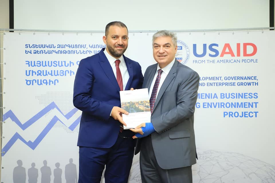 Ջոն Ալլելոն Վահան Քերոբյանին է հանձնել Ներդրումային բարեփոխումների ճանապարհային քարտեզը