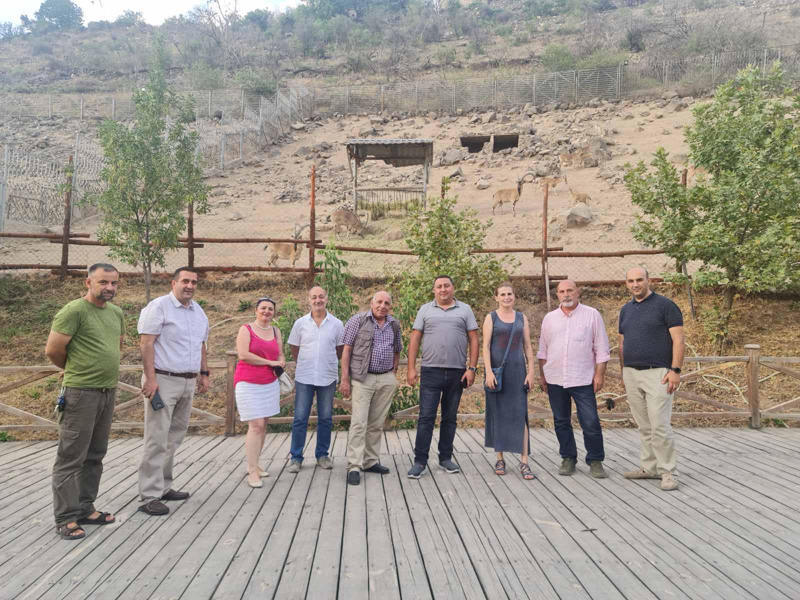 Կենդանիների սննդի պահեստից մինչև խնամքի ու այգու կանաչապատման հարցեր. Շրջայց Կենդանաբանական այգում