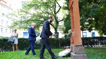 Արարատ Միրզոյանը ծաղկեպսակ է դրել հայ-չեխական բարեկամությանը նվիրված խաչքարի առջև