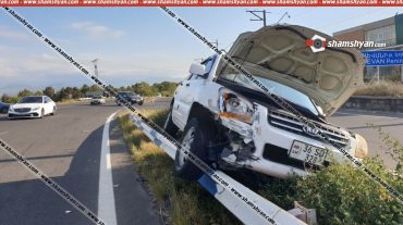 Գեղարքունիքի մարզում բախվել են Mercedes-ն ու Kia-ն․ վերջինս էլ հայտնվել է երկաթե արգելապատնեշի վրա