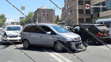 Երևանում բախվել են BMW X5-ն ու 2 Opel Zafira-ներ