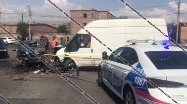 Երևանում բախվել են Ford Transit-ն ու Opel-ը. կան վիրավորներ