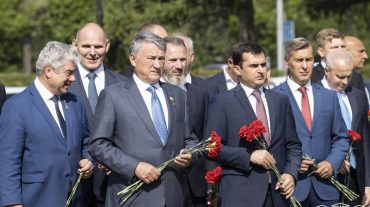 Հակոբ Արշակյանի գլխավորած պատվիրակությունը հարգանքի տուրք է մատուցել Հաղթանակի հուշահամալիրի հավերժական կրակի մոտ