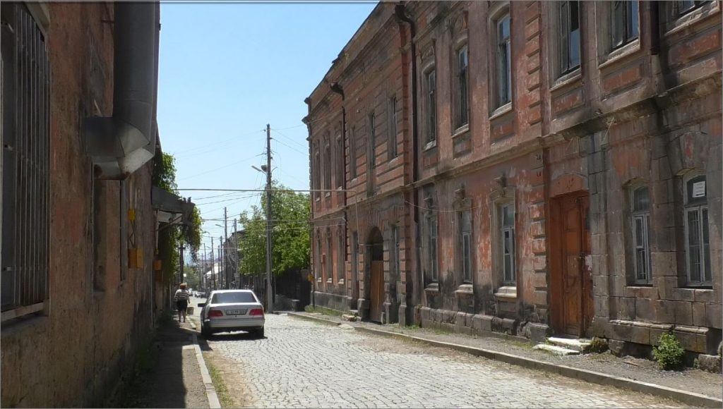 «Գյումրի քաղաքի զբոսաշրջության ենթակառուցվածքների և ճանապարհների վերակառուցում» ենթածրագրի նախագծում ներառվել են նաև բնակելի հատվածների մասնակի վերանորոգումներ